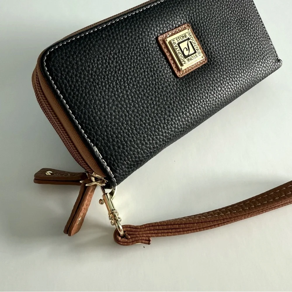 Stone Mountain Pebble Leather Wristlet Wallet Black Brown Zip Closure SZ Large